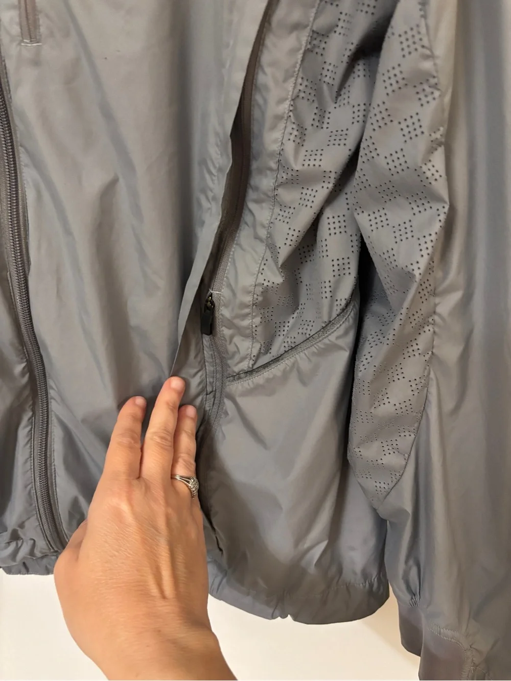 lululemon Mens Windbreaker Jacket Size XL Running Hiking Outdoors Athletic Fit